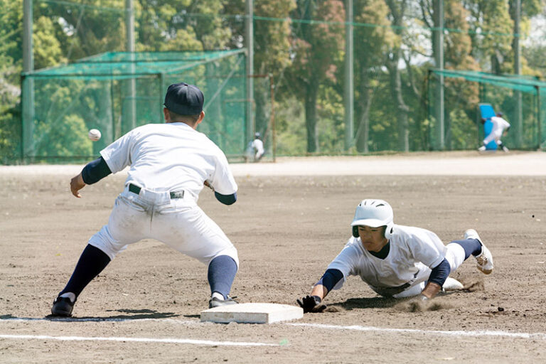 野球をする若者